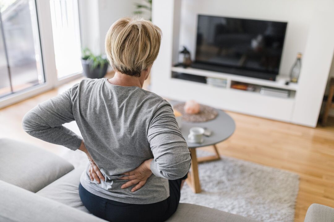 Ženska je zaskrbljena zaradi bolečin v hrbtu v ledvenem delu